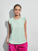 Top mit Ruffles in eisblau am Model