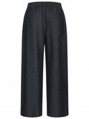 Dunkelgraue Hose mit weitem Bein, elastischem Bund und aufgesetzter Gesäßtasche, Rückansicht.