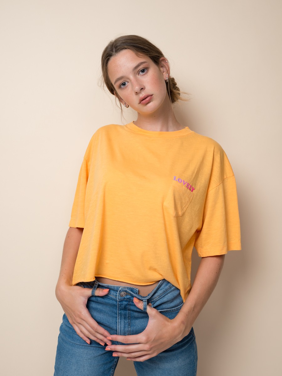 Boxy shirt lovely apricot am Model