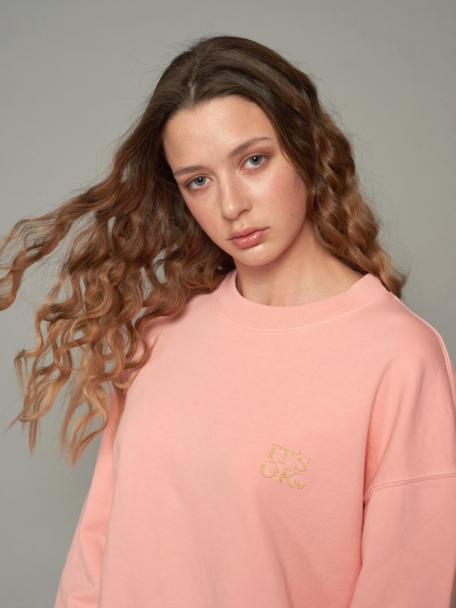 Sweatshirt It´s ok in rosa Detailaufnahme