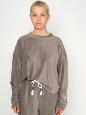 Sweatshirt aus Frottee am Model in Grau