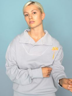 Lila Sweatshirt mit Kragen und Palmenprint