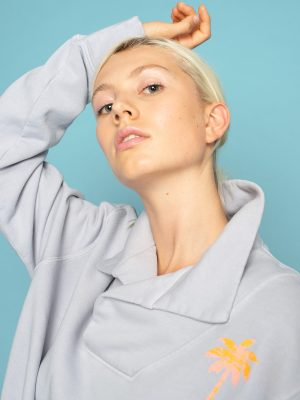 Lila Sweatshirt mit Kragen und Palmenprint