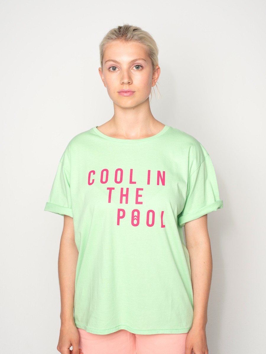 Print Shirt Cool in the Pool grün am Model