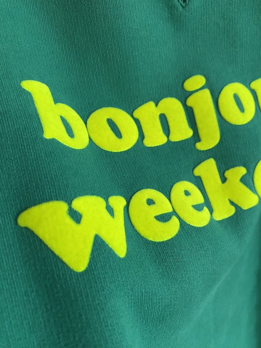 Bonjour weekend Sweater in grün mit Neongelbem Flockprint