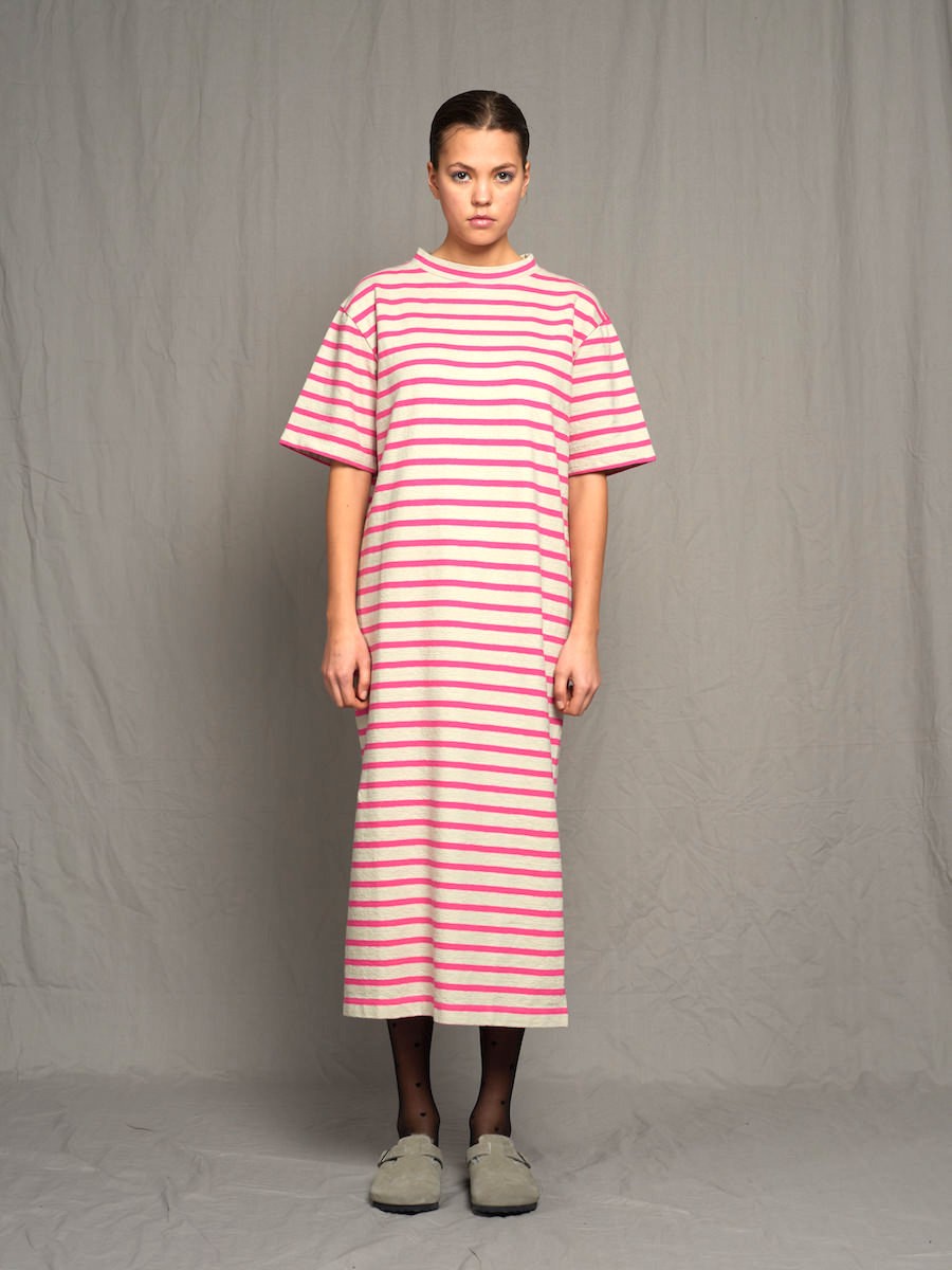 Streifen Kleid in Pink am Model