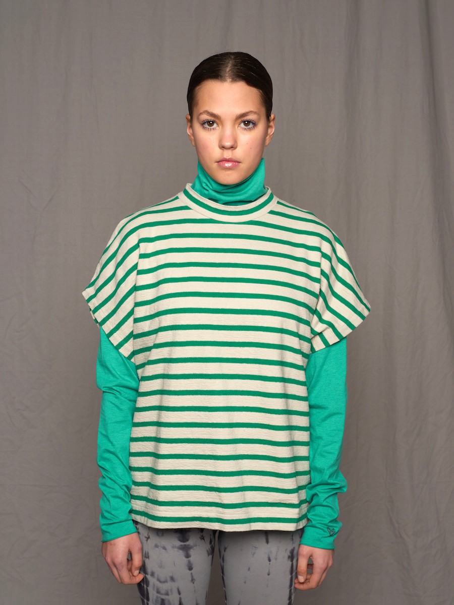 Streifen Shirt in Grün am Model