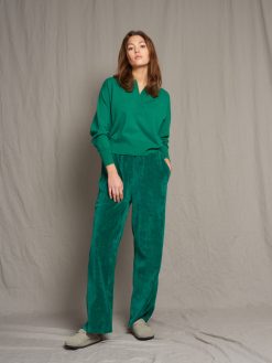 Hose Velvet grün am Model