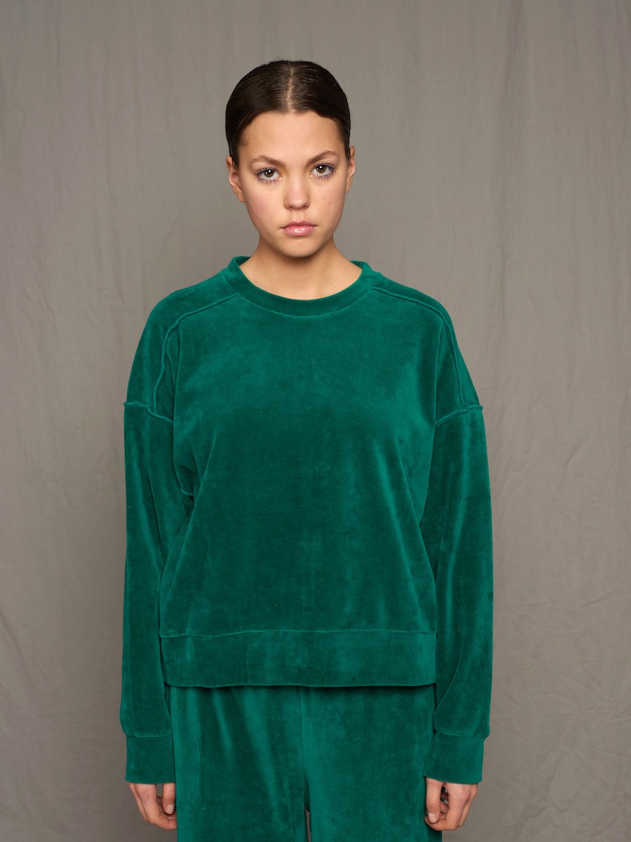 Sweatshirt Velvet grün am Model