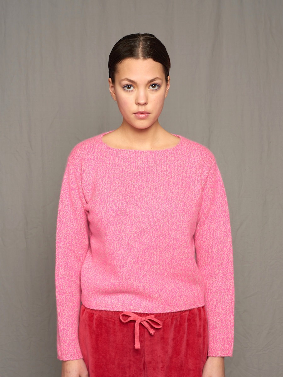 Pullover Kaschmir Mouline pink am Model