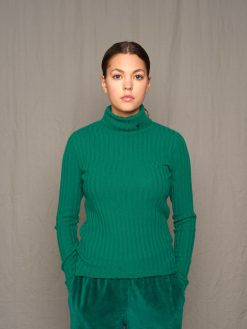 Kaschmir Rolli mit Rippen in gruen am Model