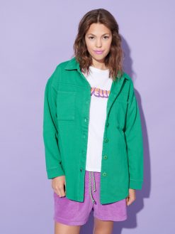 Shacket in grün am Model