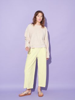 Hose aus Frottee in Gelb am Model