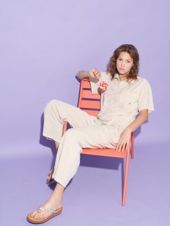 Polo Shirt aus Frottee in Beige am Model