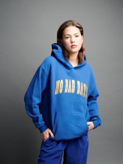 Hoodie No bad Days Print blau am Model