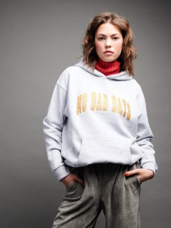 Grauer Hoodie No Nad Days am Model