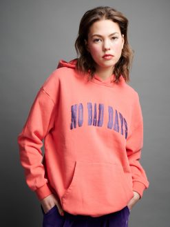 Roter Hoodie No Nad Days mit Glitzerprint am Model