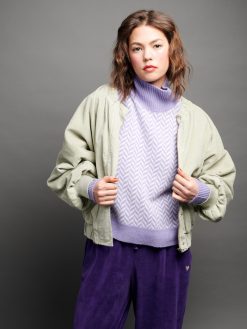 Cordjacke in Salbei am Model