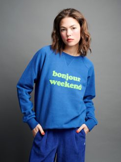 Sweatshirt bonjour weekend blau am Model