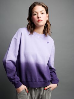 Sweatshirt mt Dip Dye Effekt am Model