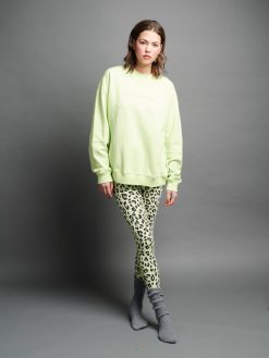 Sweatshirt Happiness in lime am Model