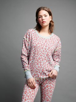 Longsleeve mit Leoprint grau am Model