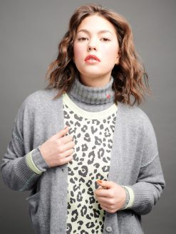 Longsleeve mit Leoprint lime am Model