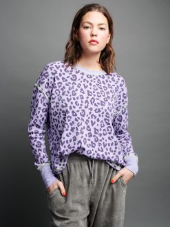 Longsleeve mit Leoprint violett am Model