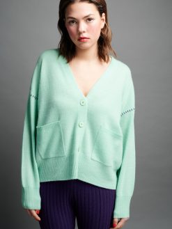 Kaschmir Cardigan mit Kontrastnähten in matcha am Model