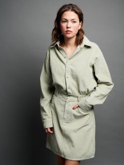 Cord Kleid salbei am Model