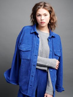 Shacket in royalblau am Model