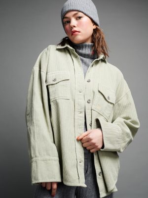 Shacket in Salbei am Model