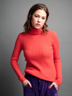 Rollkragen Rippenoptik hibiscus rot am Model