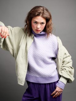Kaschmir Pullover mit Fischgrätmuster in violett am Model