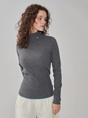 Kaschmir Rippstrick Rollkragenpullover in grau am Model