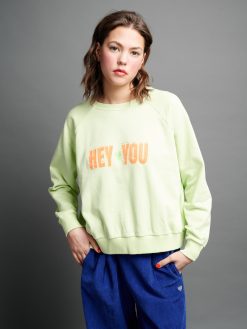 Hey You Sweatshirt aus reiner Baumwolle am Model in lime