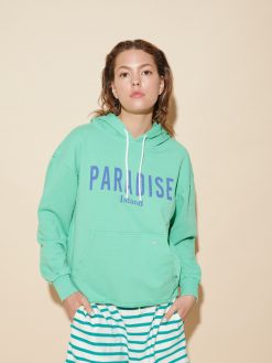 Hoodie Paradise Island grün am Model
