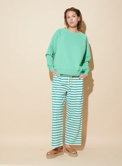 Streifenhose in mint am Model