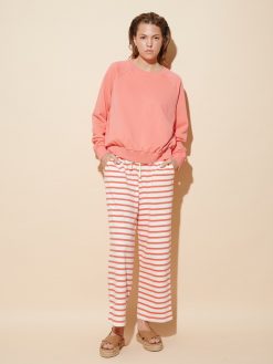 Streifenhose in coral am Model