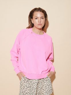 Sweatshirt Après Surf in neon pink am Model