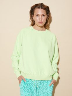 Sweatshirt Paradised in lime am Model