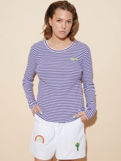 Longsleeve blau-weiß geringelt am Model