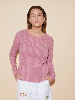 Longsleeve blau-weiß geringelt am Model