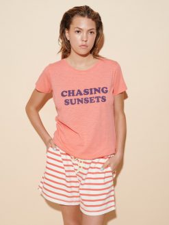 Shorts mit Streifen in korallenrot am Model