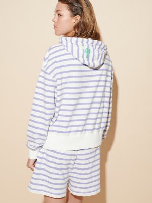 Shorts mit Streifen in violett am Model von hinten