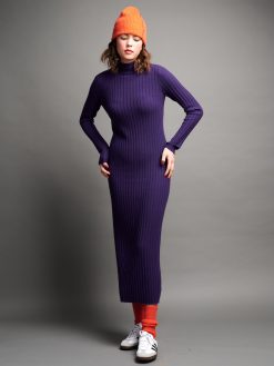 Strickkleid in Rippenoptik in Lila am Model
