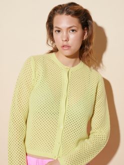 Strickjacke in Netzoptik gelb am Model