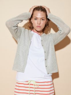 Strickjacke in Netzoptik grau am Model