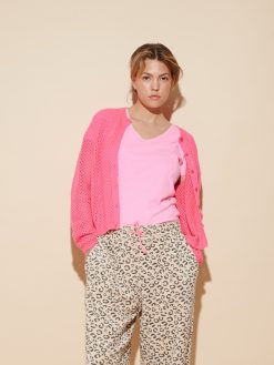 Strickjacke in Netzoptik am Model pink