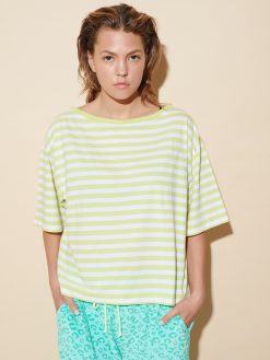 Shirt mit lime-weißen Streifen am Model